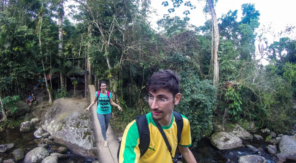 Andando na Ponte do Poço do Tarzan - Paraty - RJ - Vamos Trilhar-min