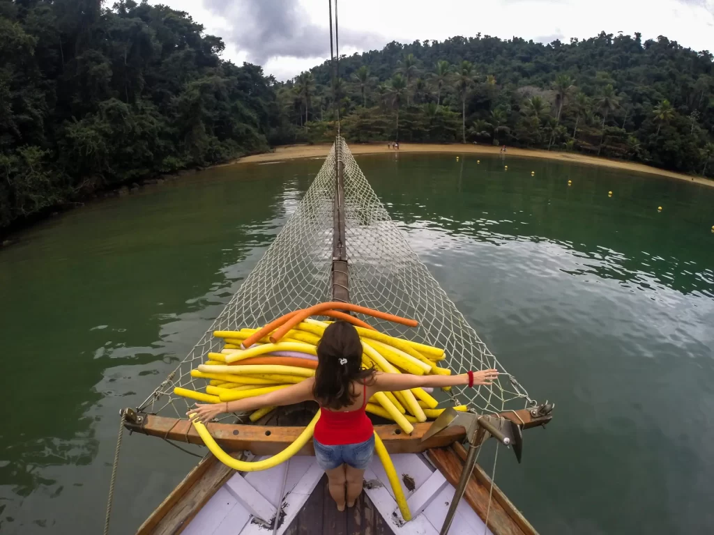 Passeio de barco - Paraty - RJ - Vamos Trilhar-min