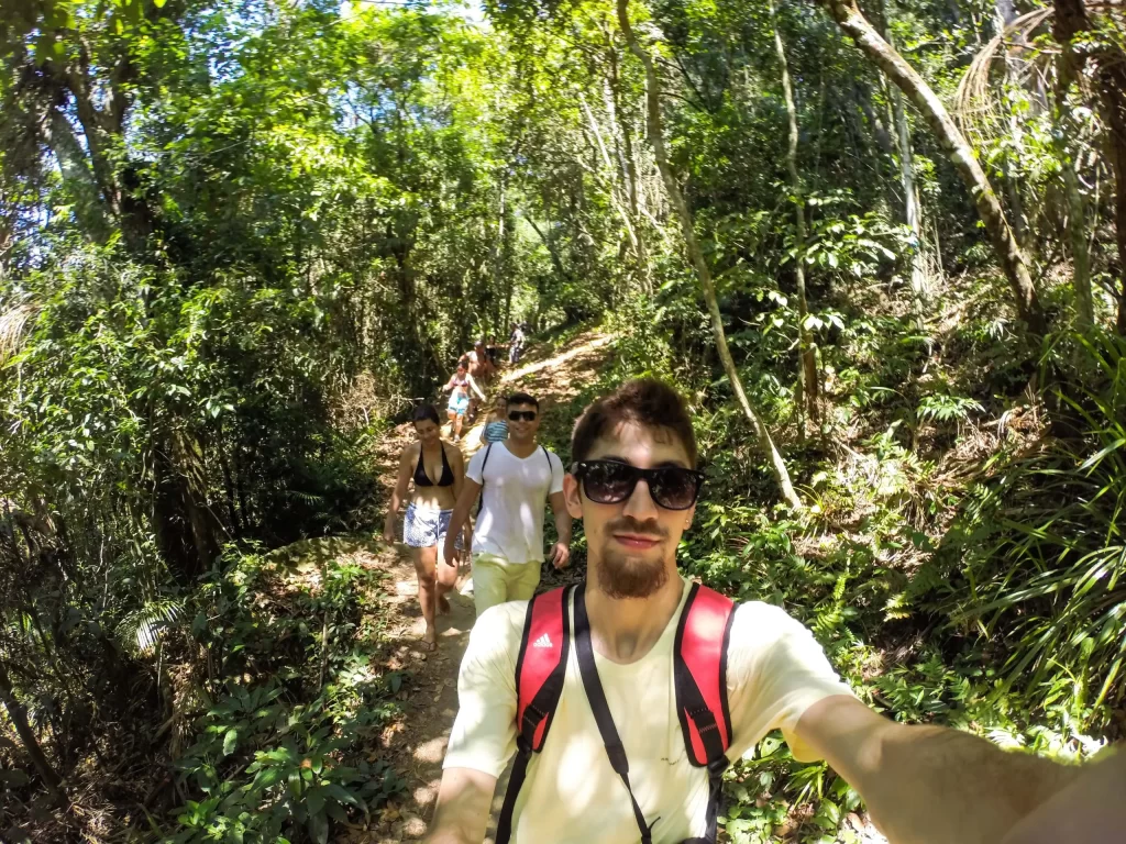 Andando a trilha T10 - Praia de Lopes Mendes - Ilha Grande - RJ - Vamos Trilhar-min