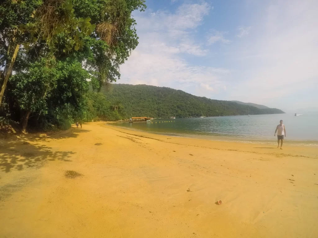 Chegando na Praia do Pouso - Ilha Grande - RJ - Vamos Trilhar-min