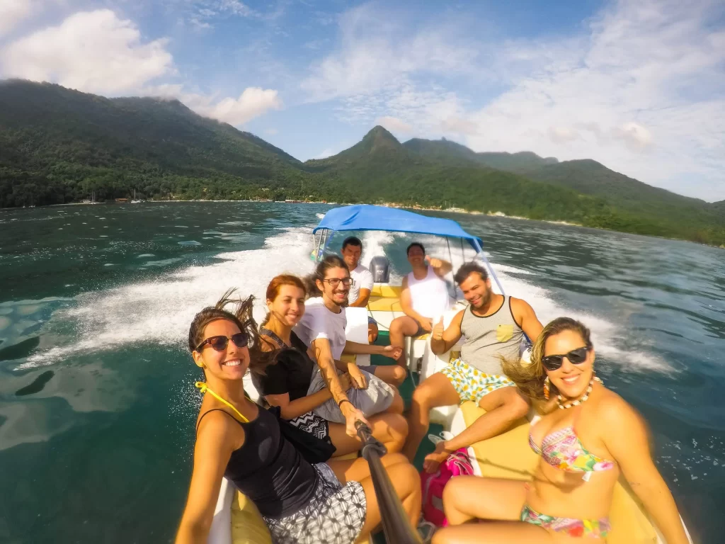 Indo de barco até a Praia do Pouso - Ilha Grande - RJ - Vamos Trilhar-min