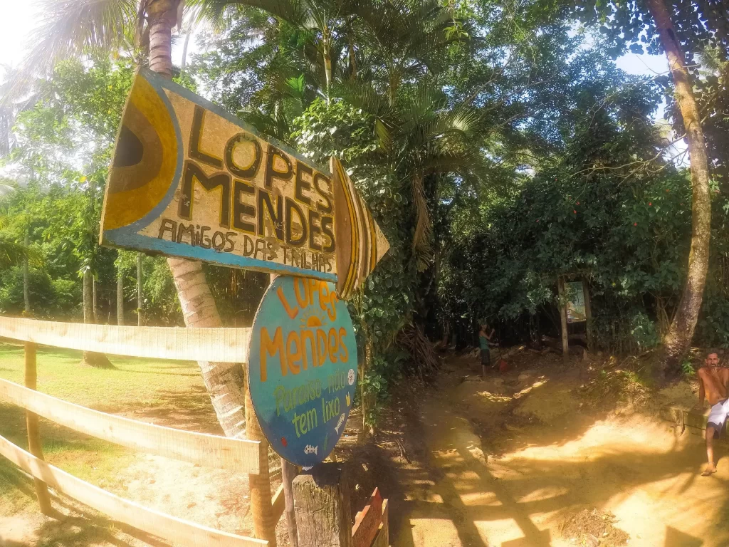 Placa indicando a trilha para a Praia de Lopes Mendes - Ilha Grande - RJ - Vamos Trilhar-min