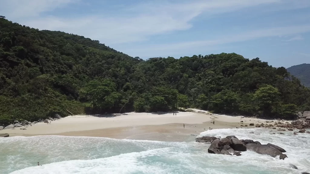 Vista de drone da Praia de Santo Antônio - Ilha Grande - RJ - Vamos Trilhar-min