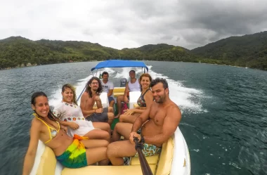 10 passeios de lancha e barco para fazer em Ilha Grande