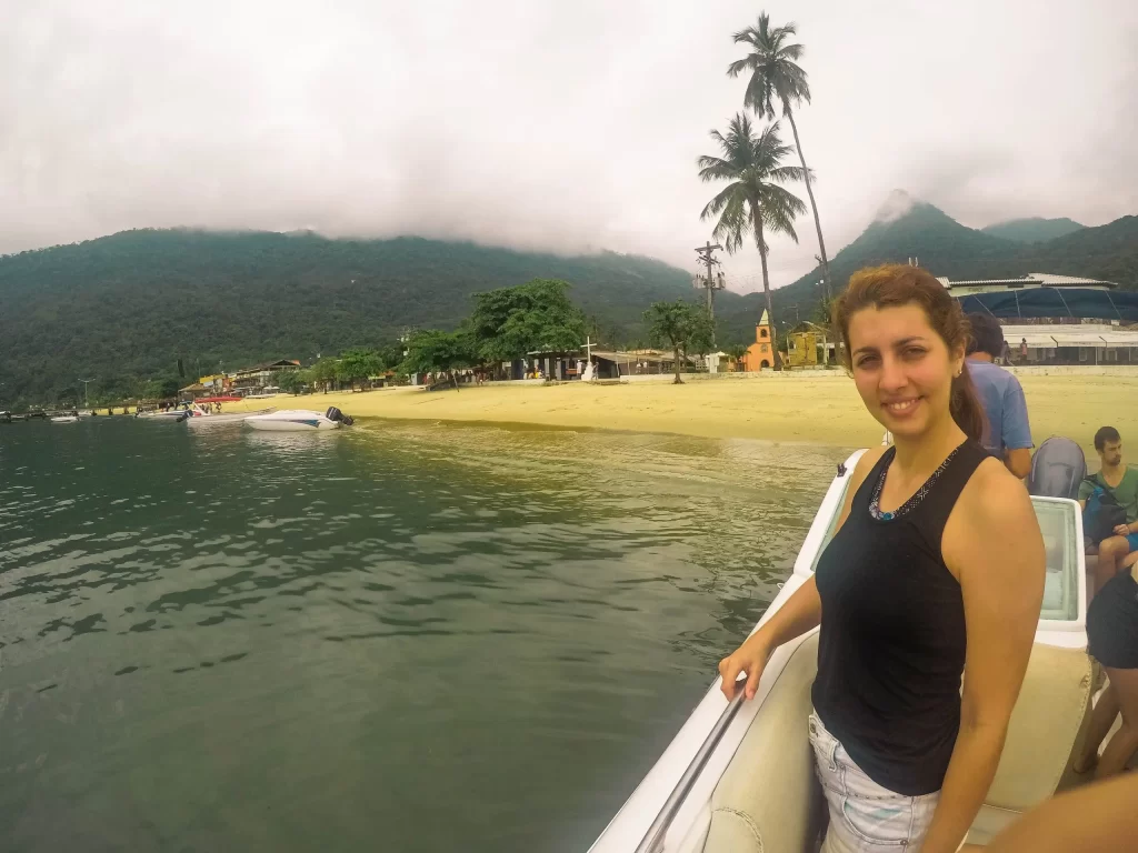 Saída do Abraão - passeio com lancha de meia volta na Ilha Grande - RJ - Vamos Trilhar-min