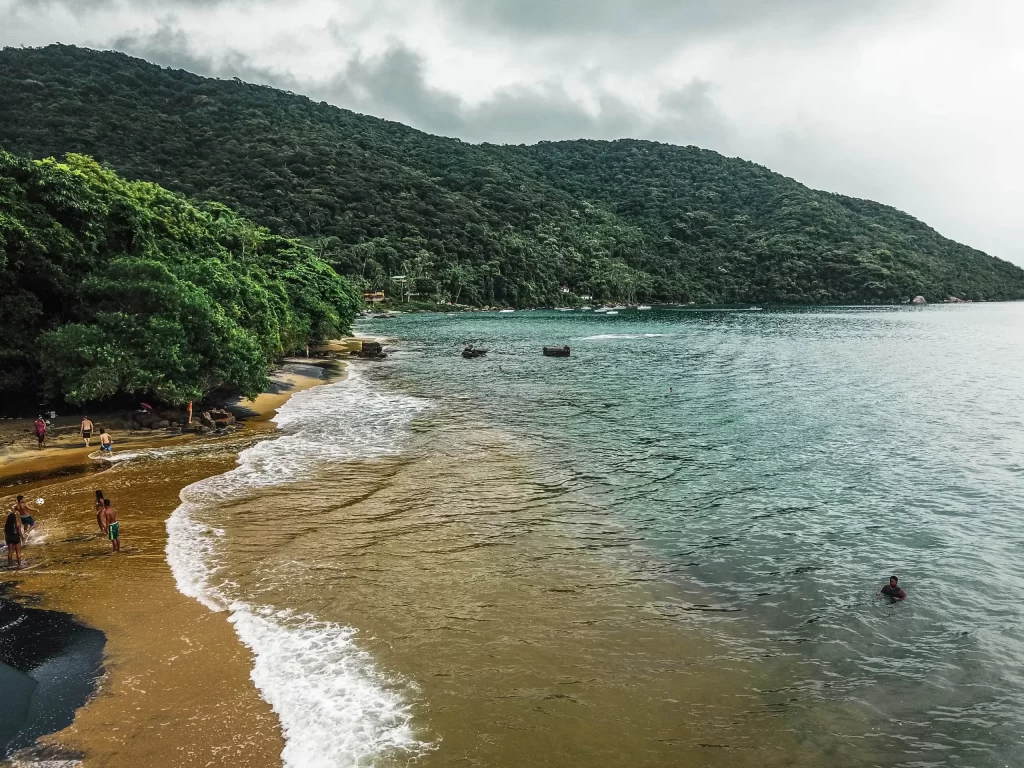 Vista aérea da Praia Preta - Ilha Grande - RJ - Vamos Trilhar-min