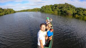 Passeio de barco no acampamento - Selva Amazônica - AM - Vamos Trilhar