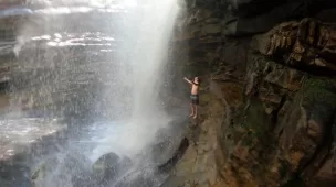 Por trás da queda d'água da Cachoeira do Sossego - Chapada Diamantina - BA - Vamos Trilhar